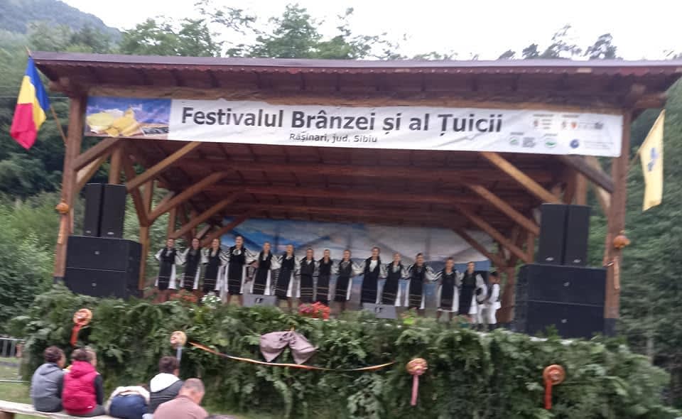 Ansamblul Nedeia din Novaci va urca pe scena Festivalului Brânzei și al Țuicii de la Rășinari