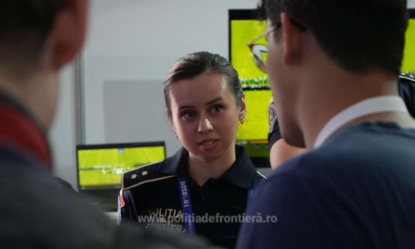 Polițiști de frontieră români verificând documente la graniță