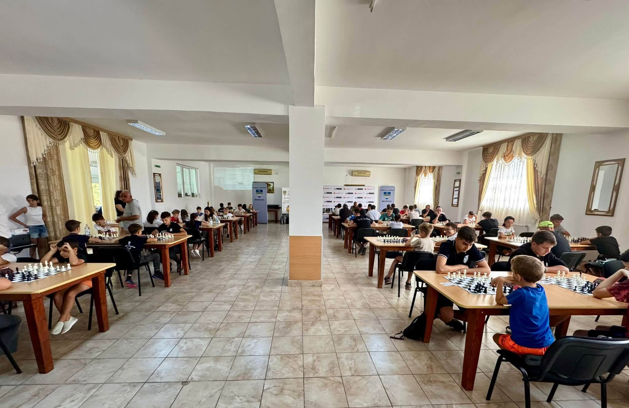 Participanți la turneul de șah din Malovăț, în timpul competiției Participanți la turneul de șah din Malovăț, în timpul competiției