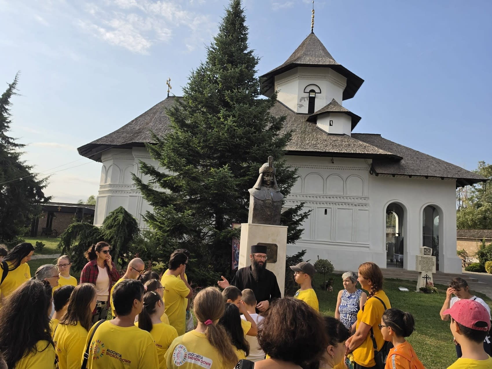 Copiii cu sindrom Down din Ploiești au petrecut o zi la Mănăstirea Turnu