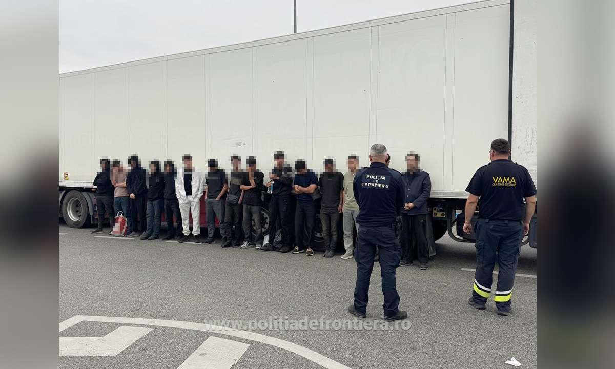 Polițiștii de frontieră au descoperit 15 migranți ascunși într-un TIR la Calafat