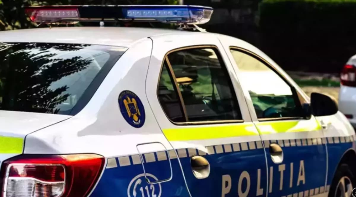 Tânăr de 19 ani în fața casei sale, cu bunuri furate Tânăr de 19 ani în fața casei sale, cu bunuri furate
