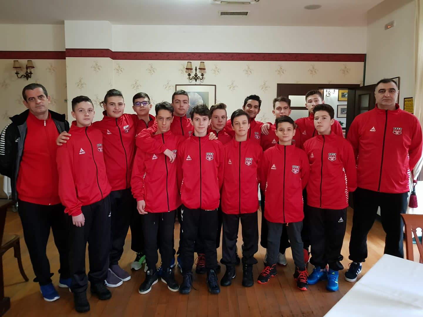 Jucătoare de handbal junioare la turneul de la Brașov Jucătoare de handbal junioare la turneul de la Brașov