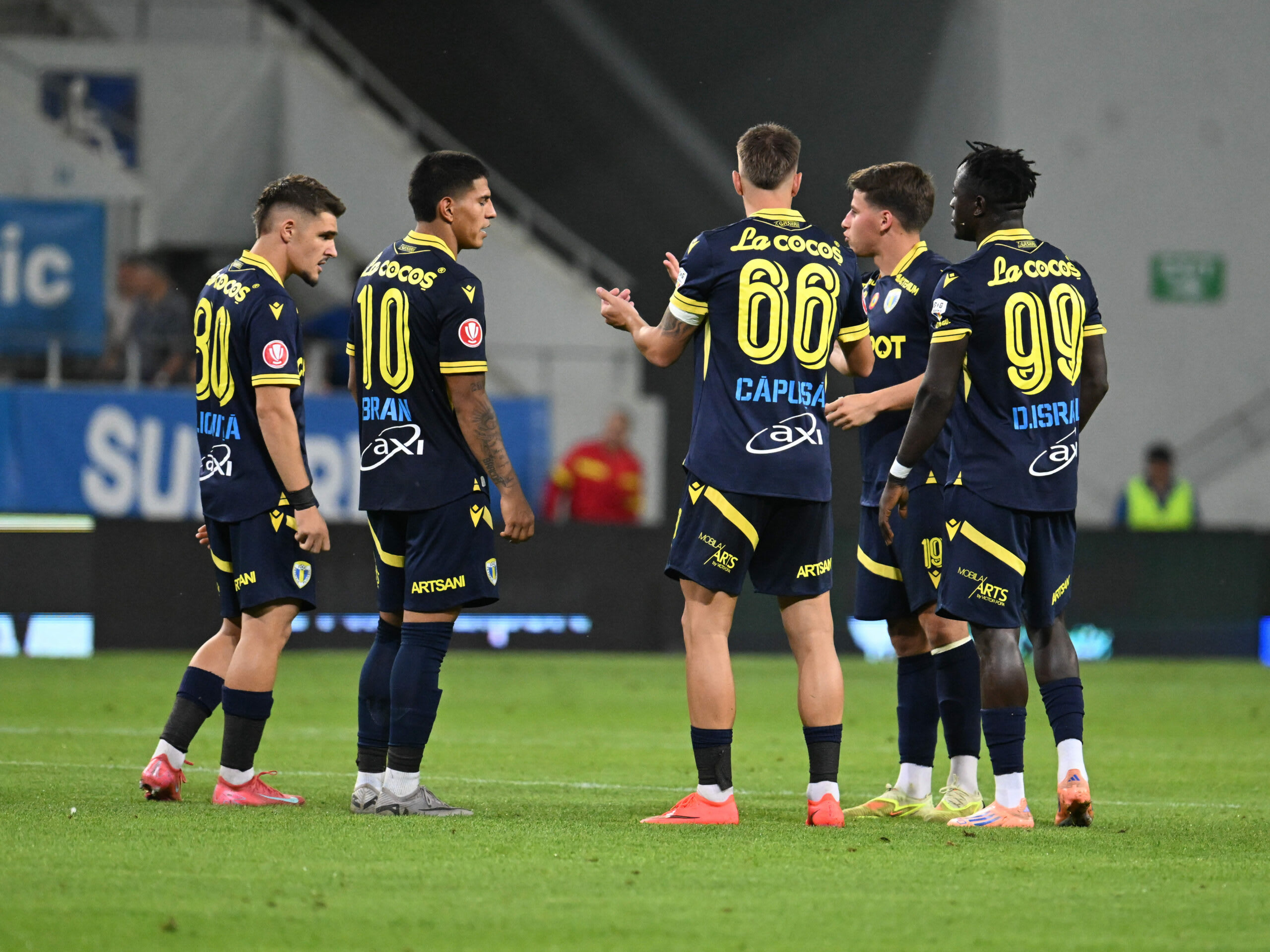Leo Teixeira în acțiune pe terenul de fotbal Leo Teixeira în acțiune pe terenul de fotbal