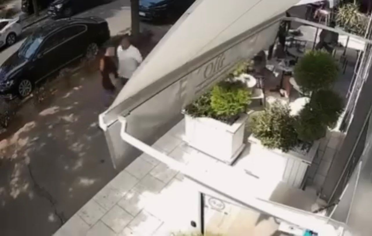 Doi bărbați se bat în fața unui bar din Craiova, filmat de camere Doi bărbați se bat în fața unui bar din Craiova, filmat de camere
