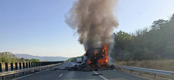 Pompieri stingând incendiu la tir pe autostrada Lugoj – Deva Pompieri stingând incendiu la tir pe autostrada Lugoj – Deva