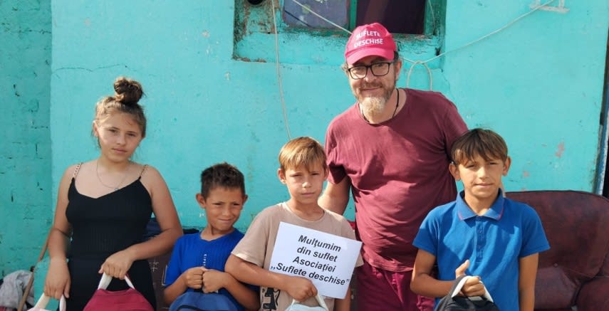 Voluntari distribuind alimente și rechizite familiilor sărace din județul Constanța
