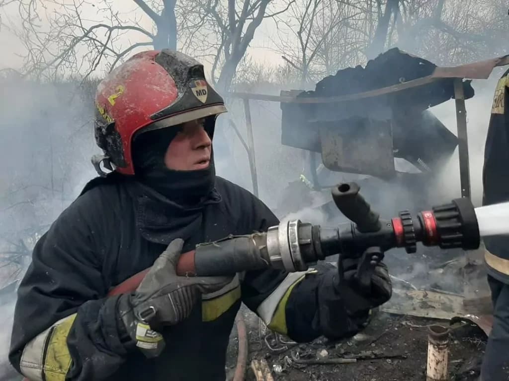 Pompieri stingând incendiu la gospodărie în Cislău Pompieri stingând incendiu la gospodărie în Cislău