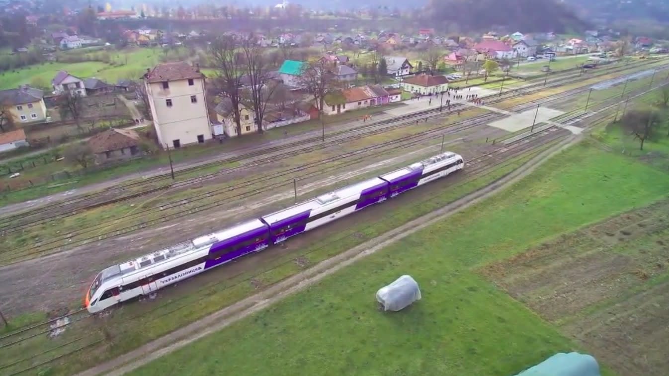 Vagoane tren transformate în spații expoziționale cu fotografii despre Ucraina