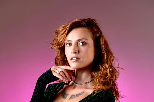 Actor pe scenă în timpul spectacolului 'Longing to Love' la TNB