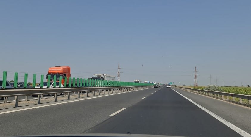 Polițiști rutieri în acțiune pe autostradă, depistare vitezomani