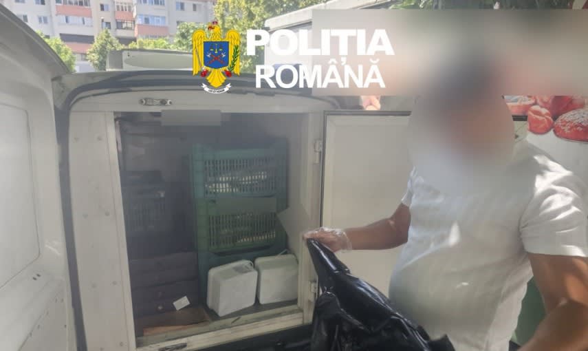 Polițiști verificând nave pe luciul de apă navigabilă