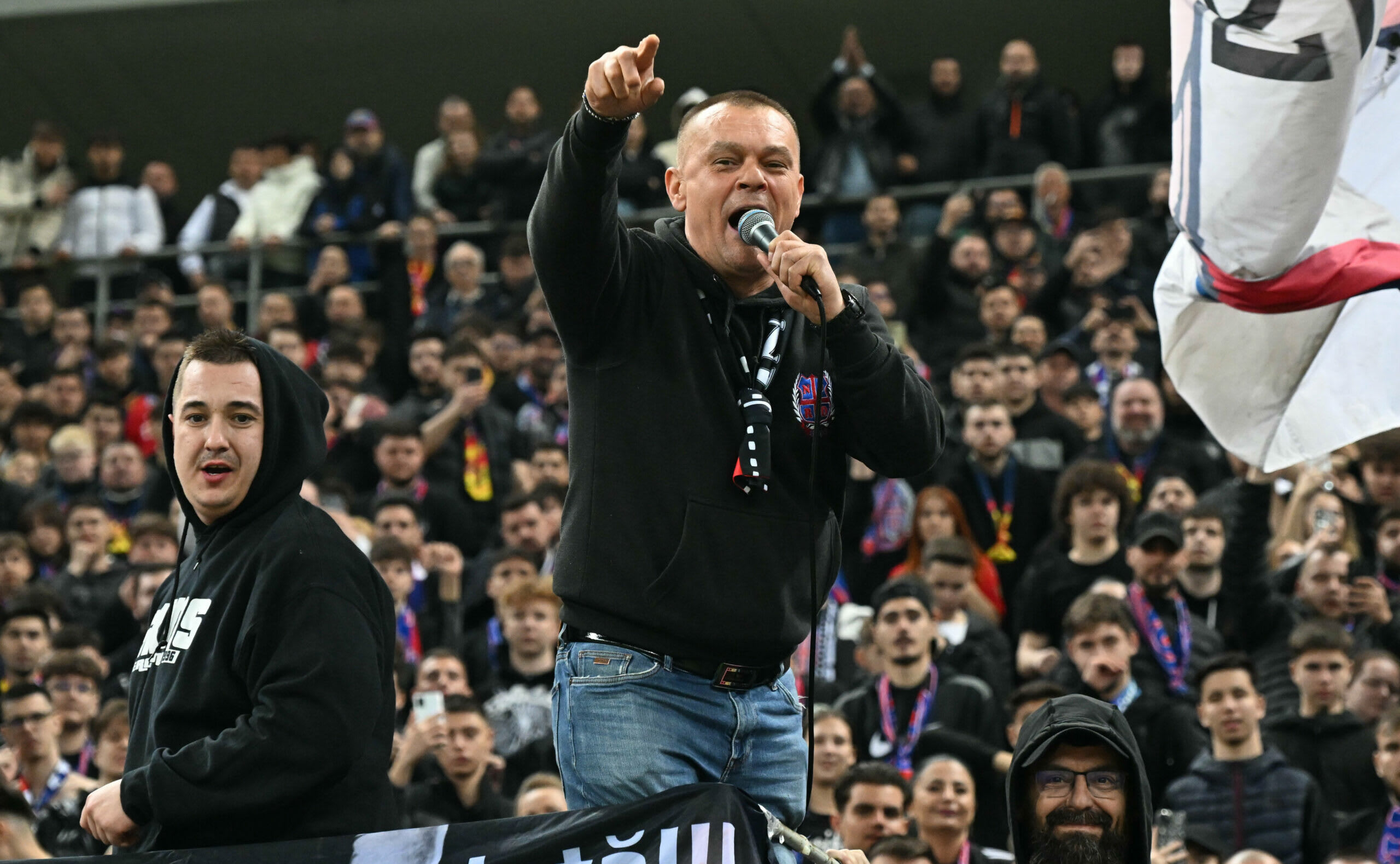 Lideri Peluza Nord discuție cu conducerea FCSB pe teren Lideri Peluza Nord discuție cu conducerea FCSB pe teren
