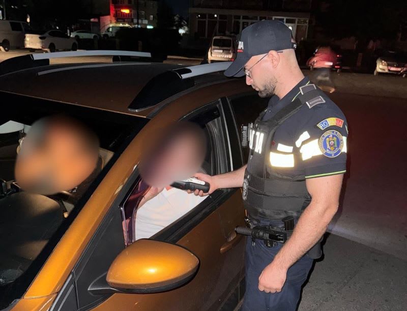 Polițiști controlând mașini în Medgidia, acțiune de siguranță rutieră