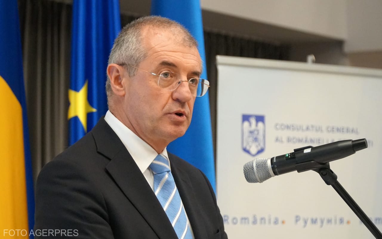 Doi lideri ai comunității românești din Cernăuți fiind decorați de președintele Nicușor Dan Doi lideri ai comunității românești din Cernăuți fiind decorați de președintele Nicușor Dan