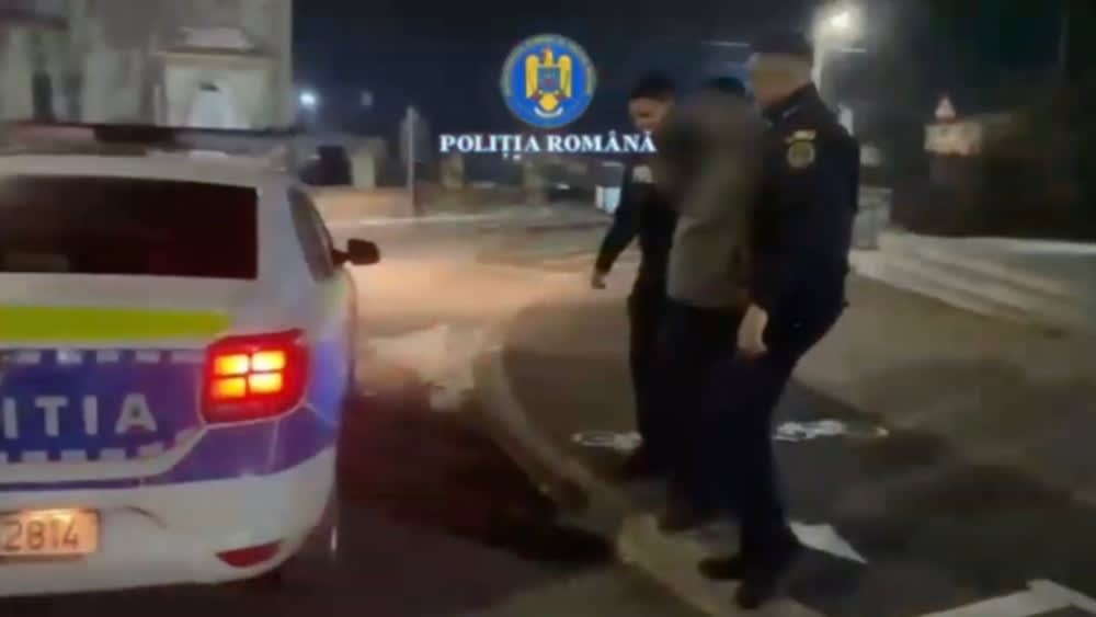 Polițiști intervenind la un incident Polițiști intervenind la un incident
