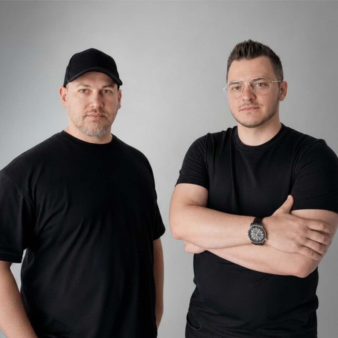Echipă de ingineri lucrând la software AI în birou modern