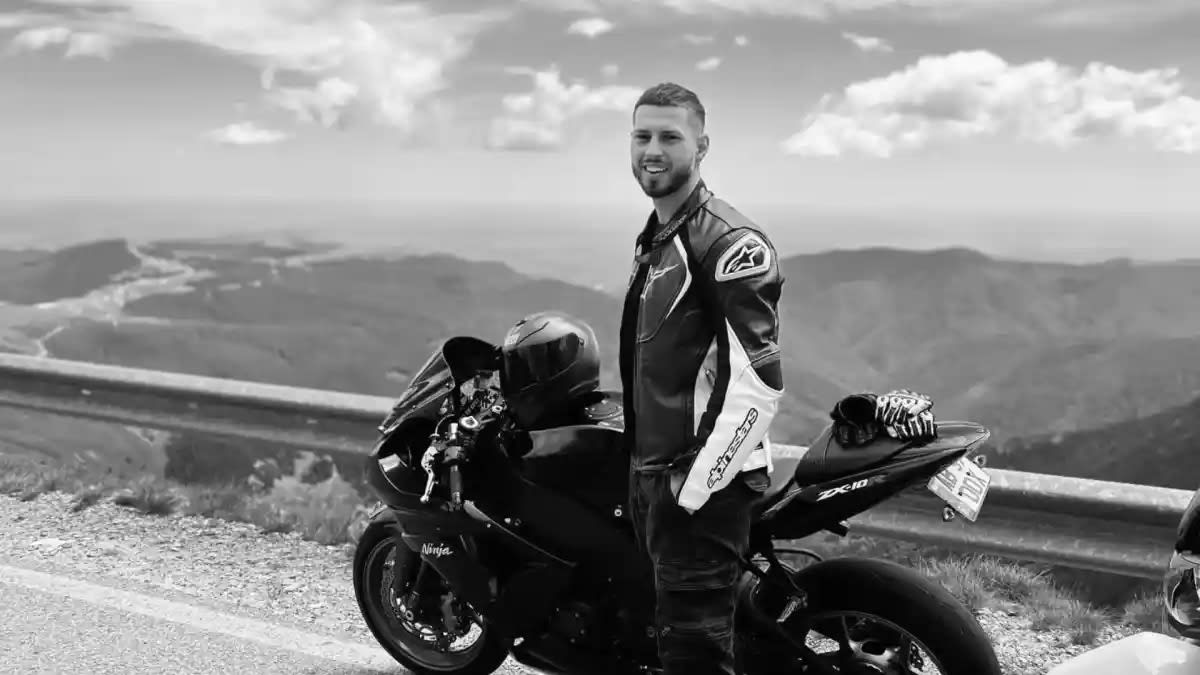 Motociclist tânăr accidentat pe Transalpina, parapet metalic Motociclist tânăr accidentat pe Transalpina, parapet metalic