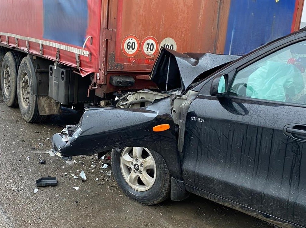 Accident grav pe DN17 la Câmpulung Moldovenesc după ce un șofer a pătruns pe contrasens și s-a izbit într-o autoutilitară