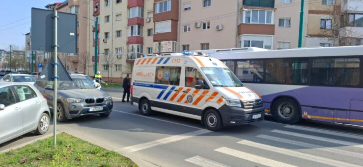 Autobuz și mașină implicate în accident rutier la Timișoara