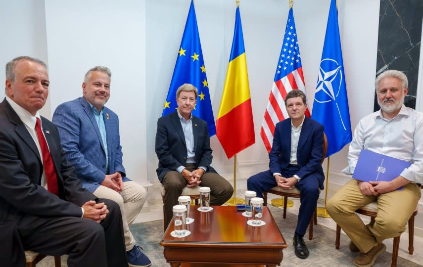 Nicușor Dan în discuție cu congresmeni americani la Mihail Kogălniceanu