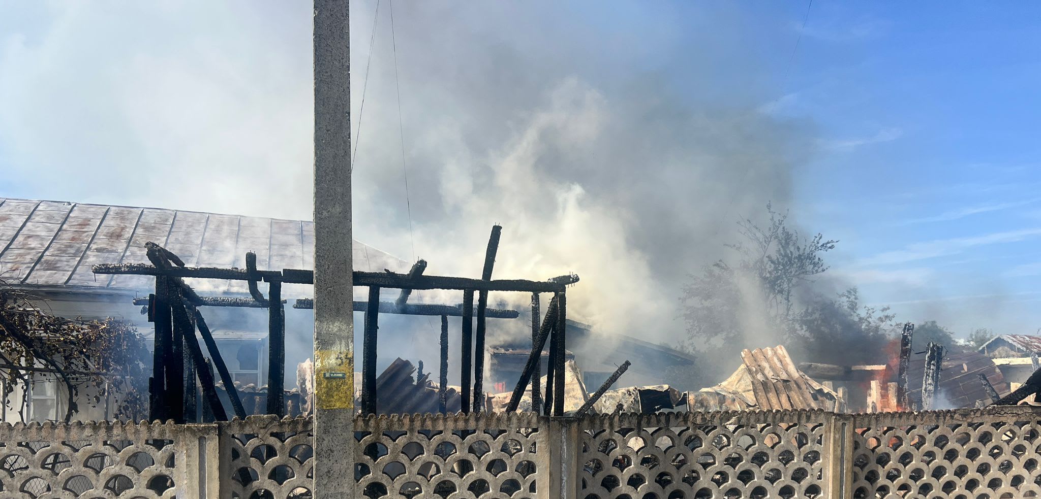 Pompieri români stingând un incendiu la o anexă gospodărească Pompieri români stingând un incendiu la o anexă gospodărească