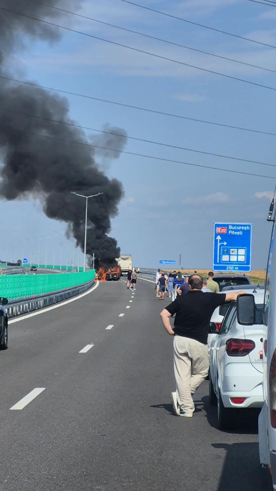 Mașină în flăcări după accident pe DEx12 în Oarja, Argeș Mașină în flăcări după accident pe DEx12 în Oarja, Argeș