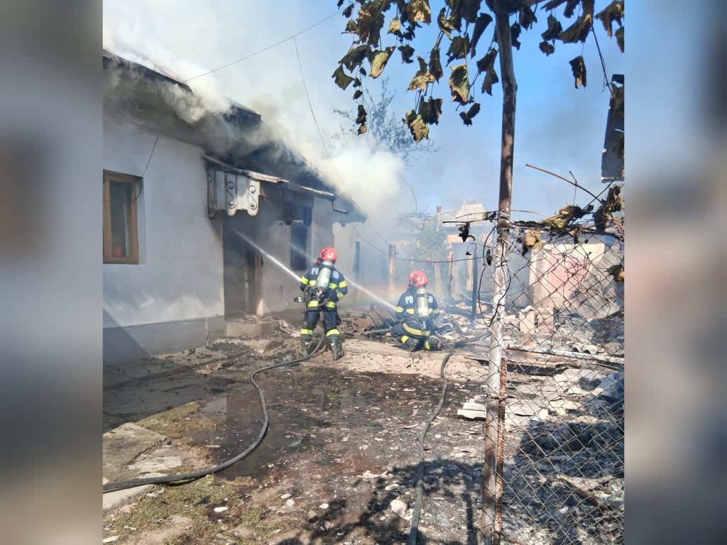 Pompieri stingând incendiu la Făurești, Vâlcea Pompieri stingând incendiu la Făurești, Vâlcea