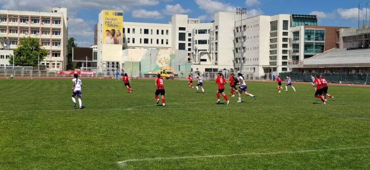 Jucătoare de fotbal în acțiune pe terenul de fotbal