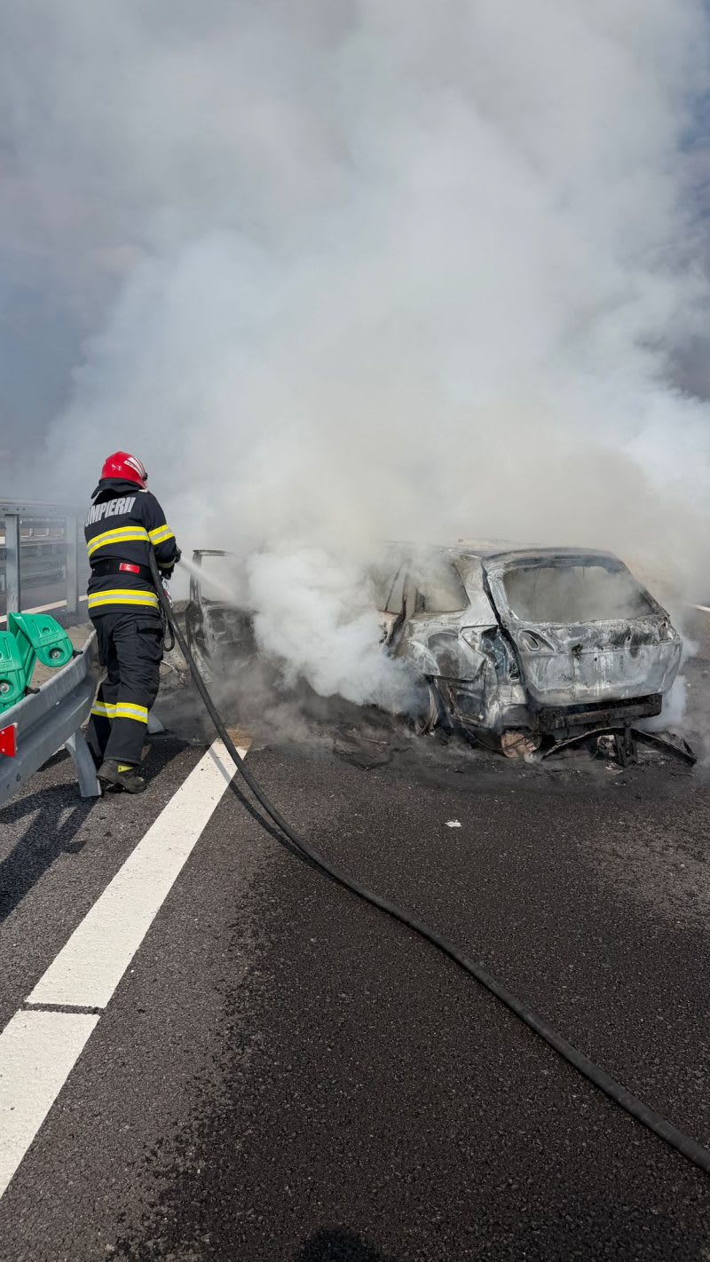 Un autoturism a fost cuprins de flăcări pe drumul expres Pitești - Craiova