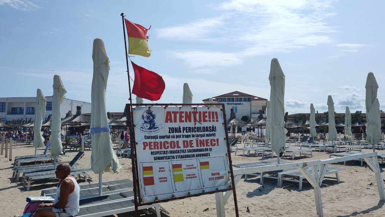 Salvamari resuscitând un turist inconștient pe plaja din Neptun Salvamari resuscitând un turist inconștient pe plaja din Neptun