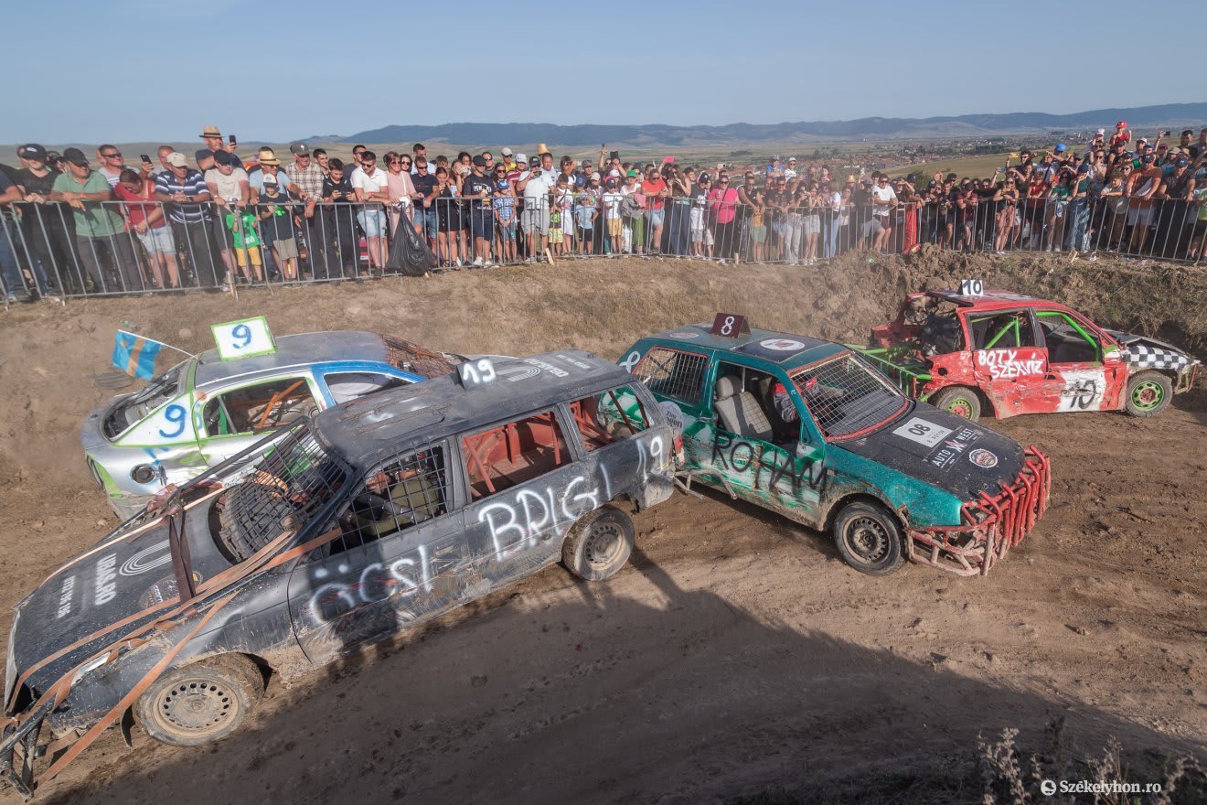 Roncsderbi la Csíkszentkirály cu mașini de competiție Roncsderbi la Csíkszentkirály cu mașini de competiție