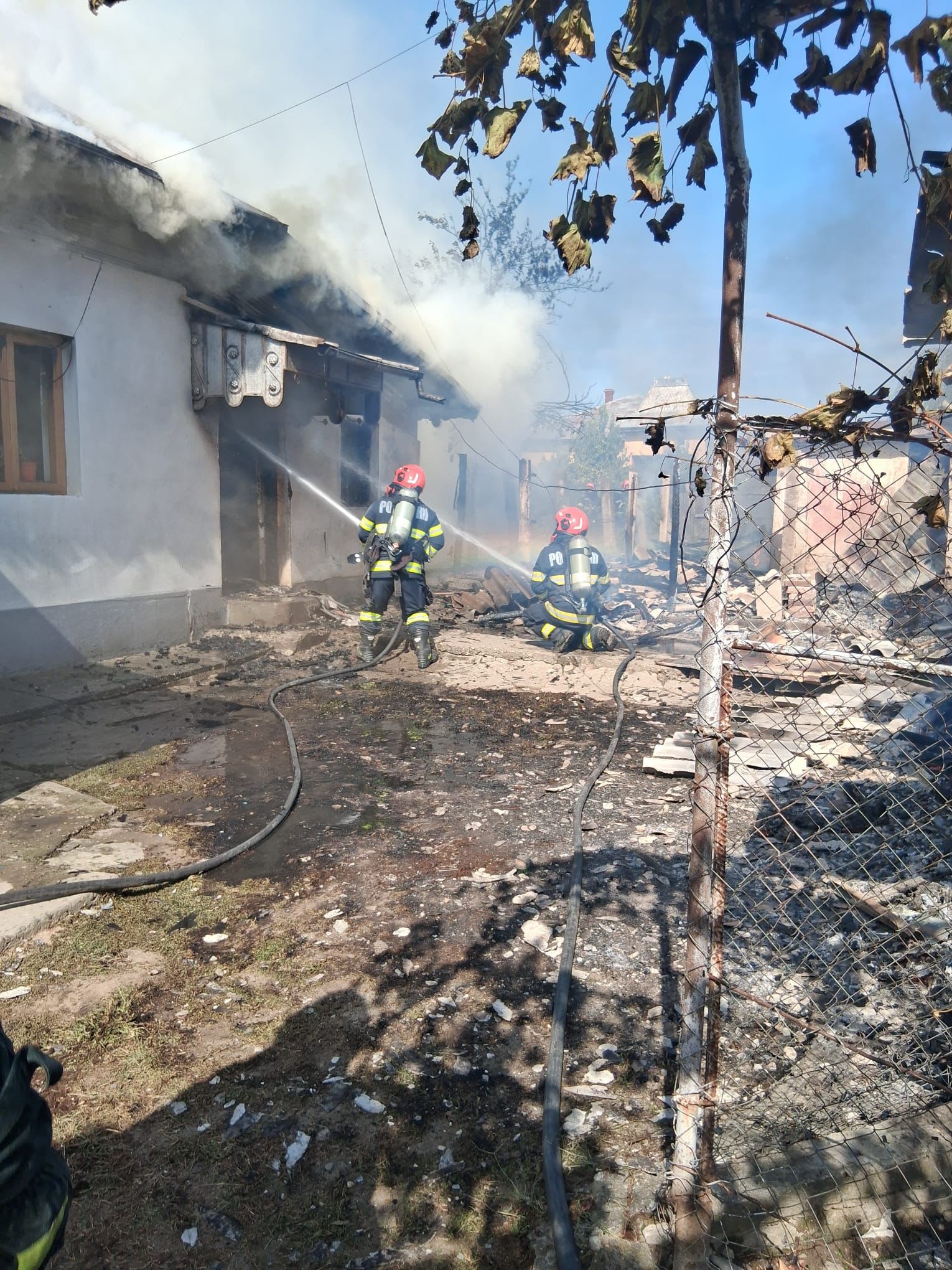 Pompieri stingând incendiu la o gospodărie din Făurești, Vâlcea Pompieri stingând incendiu la o gospodărie din Făurești, Vâlcea