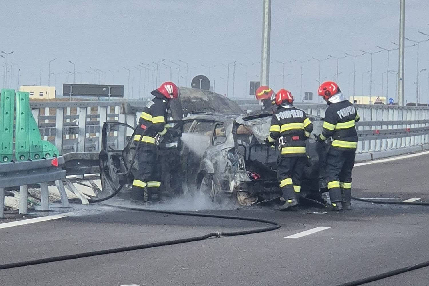 O mașină a luat foc pe DEx12 după ce a lovit un parapet în Argeș