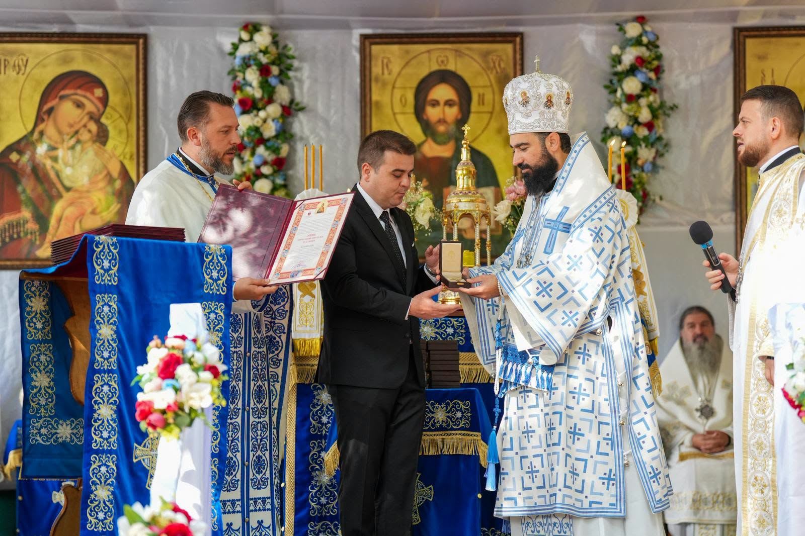 Gheorghe Șoldan primește medalia la Mănăstirea Sihăstria Râșcăi Gheorghe Șoldan primește medalia la Mănăstirea Sihăstria Râșcăi