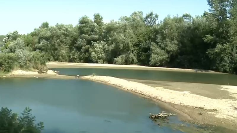 O femeie a fost împiedicată să se arunce în Jiu de poliție