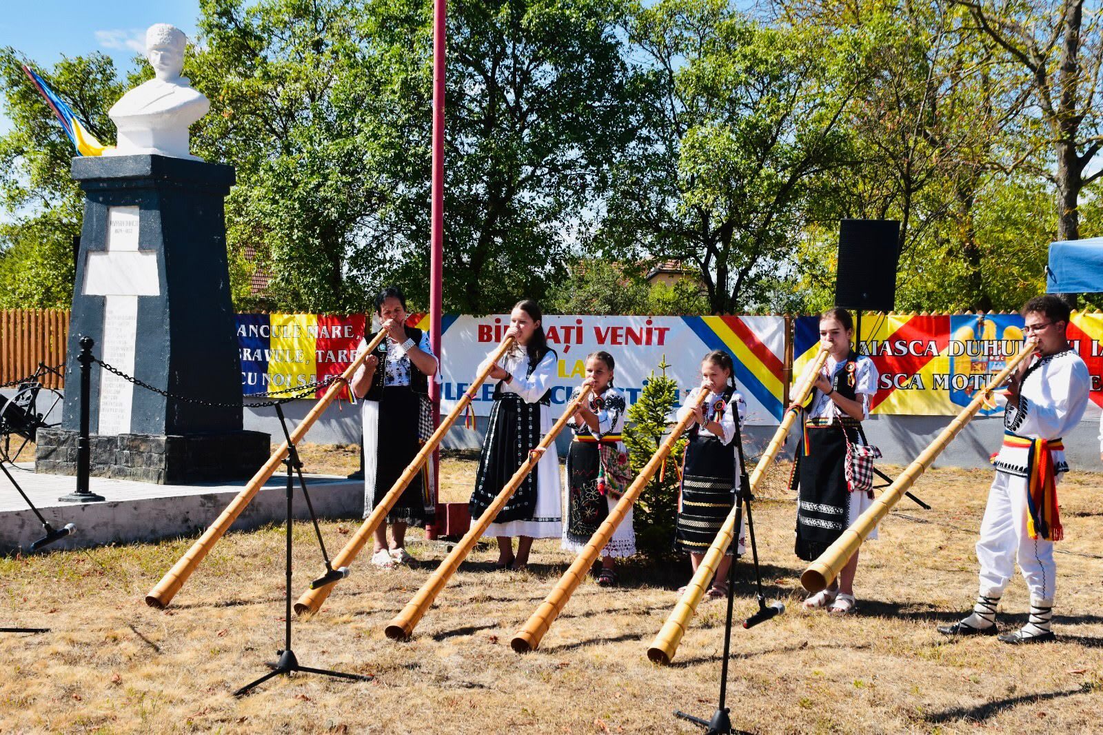 Sute de persoane participă la Festivalul Moților „Zilele Iancului” de la Ianculești