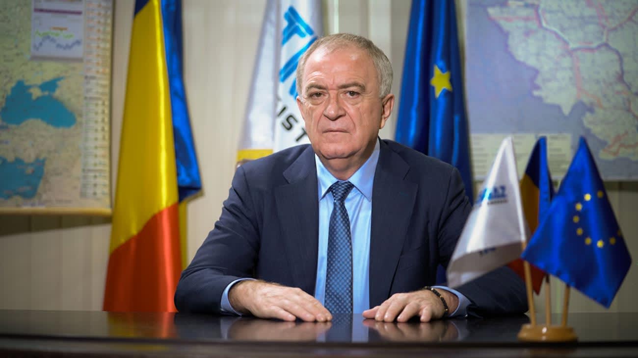 Maia Sandu decorând Ion Sterian cu Ordinul Libertății Maia Sandu decorând Ion Sterian cu Ordinul Libertății