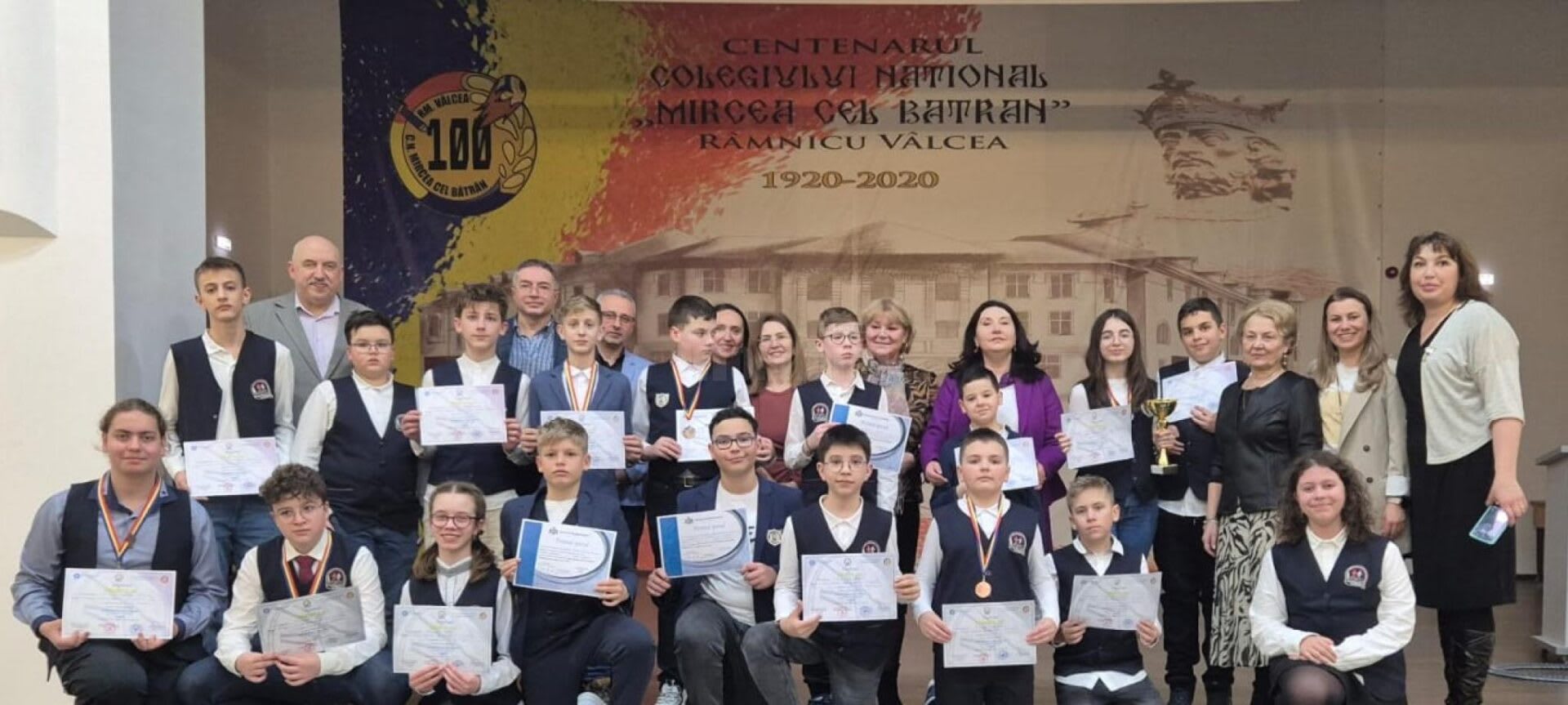 Clădirea Colegiului Mircea cel Bătrân din Râmnicu Vâlcea Clădirea Colegiului Mircea cel Bătrân din Râmnicu Vâlcea