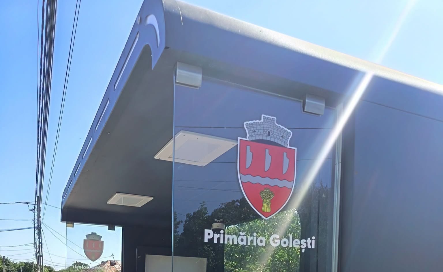 Stație de autobuz modernă cu panou fotovoltaic și coș smart în Golești Stație de autobuz modernă cu panou fotovoltaic și coș smart în Golești
