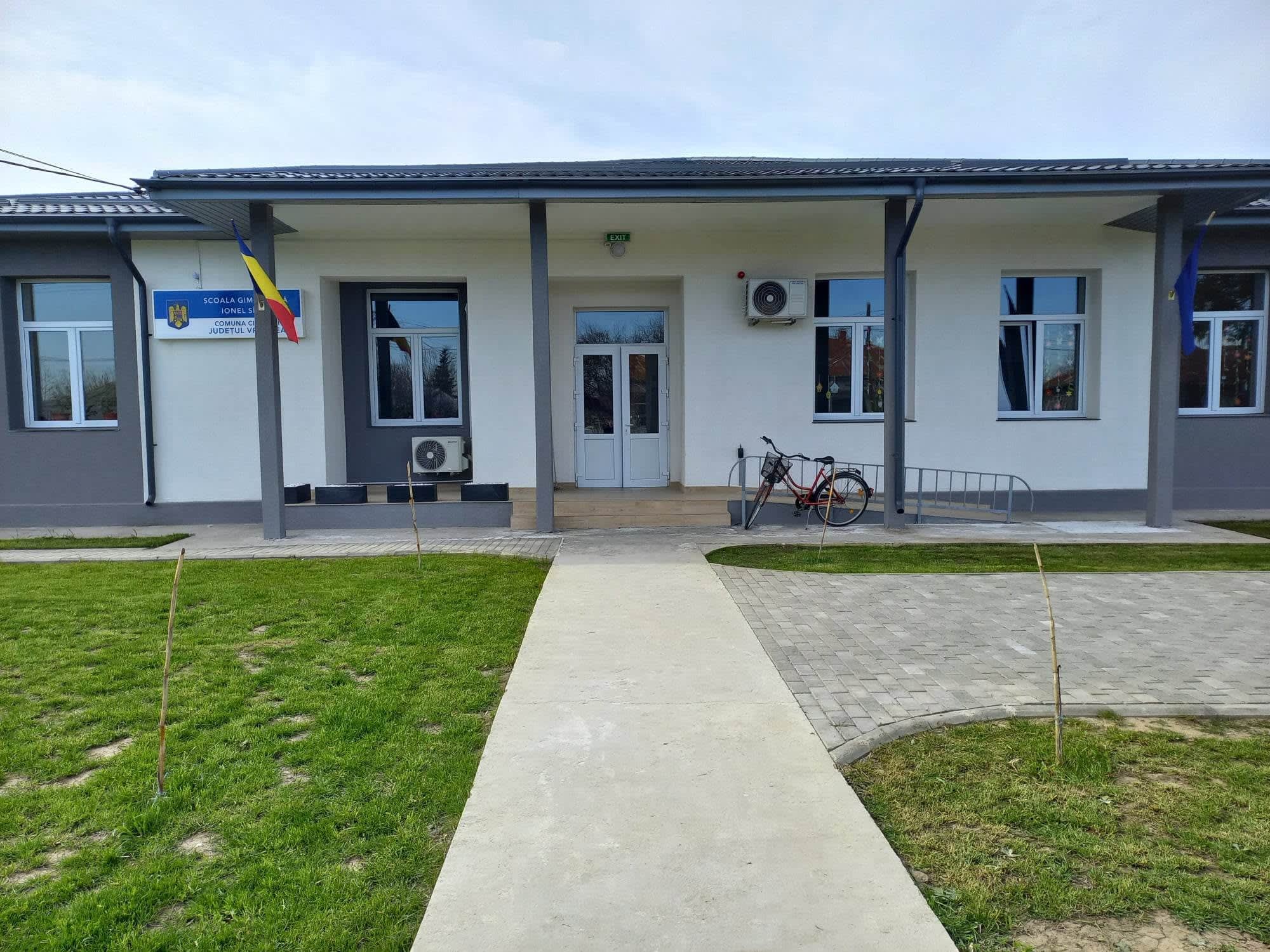 Elevi în școală, masă caldă, Ciorăști, România Elevi în școală, masă caldă, Ciorăști, România