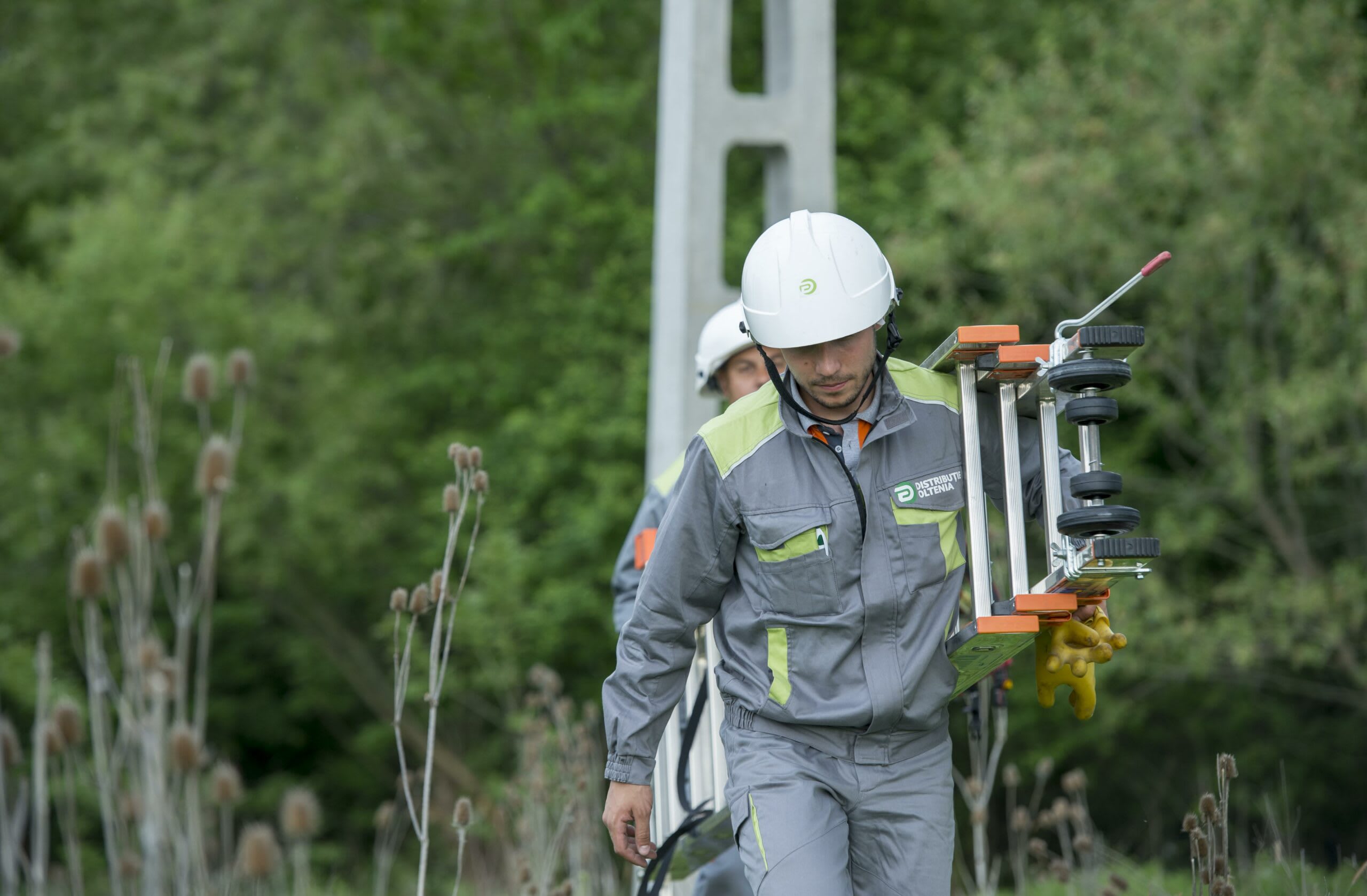 Echipe de muncitori electrici în timpul lucrărilor în Dolj