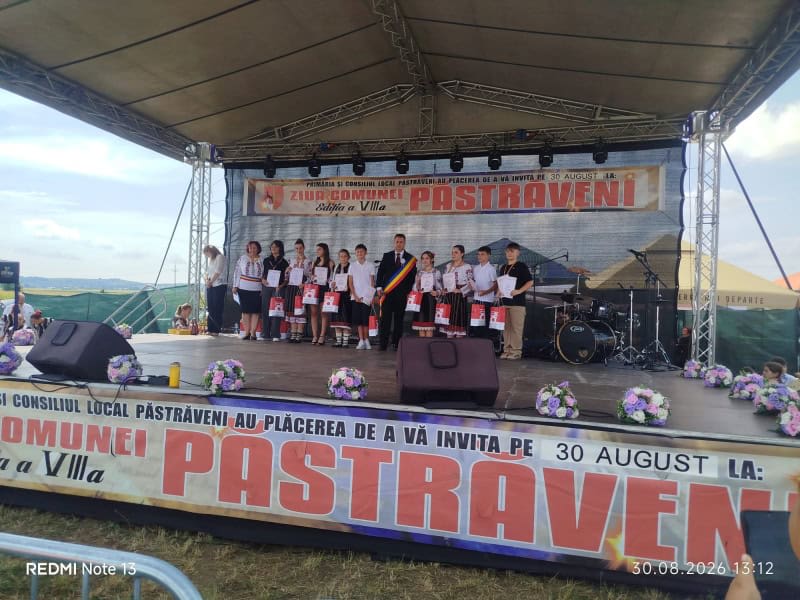 Eveniment tradițional în Păstrăveni, oameni, copii, activități în aer liber Eveniment tradițional în Păstrăveni, oameni, copii, activități în aer liber