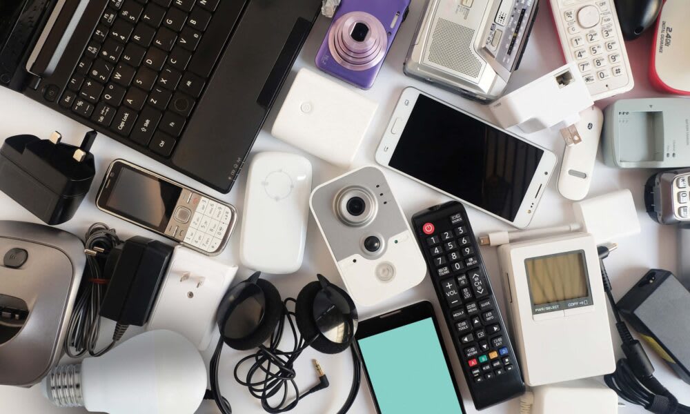 Telefon Nokia vechi și bandă magnetică pentru stocare date Telefon Nokia vechi și bandă magnetică pentru stocare date