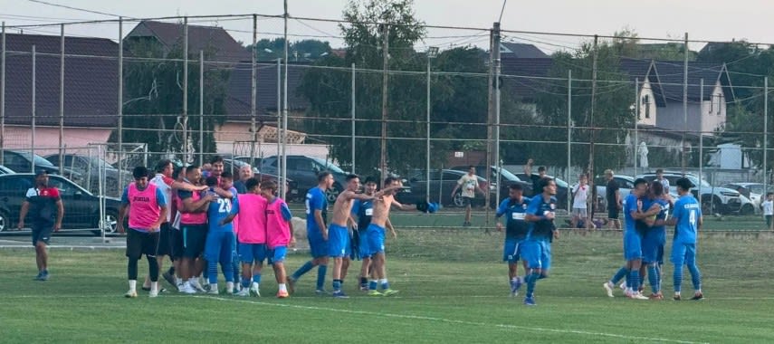 Fotbal echipe din județul Constanța în acțiune, stadion, jucători în mișcare