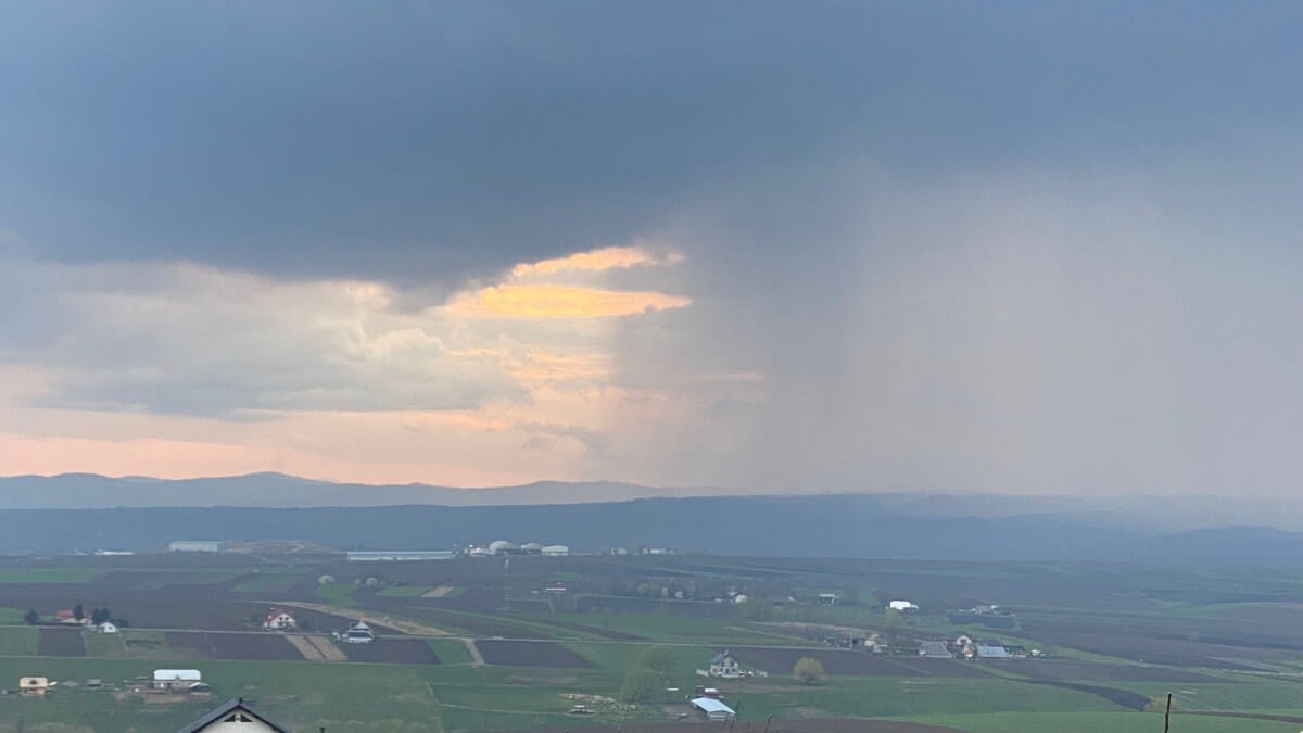 Fenomene meteorologice intense: ploi, vânt și descărcări electrice în România Fenomene meteorologice intense: ploi, vânt și descărcări electrice în România