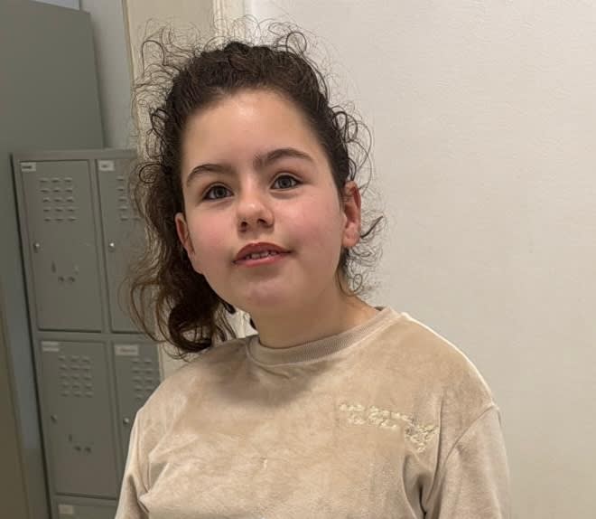 Larisa Nicolae, fetiță de 12 ani, în spital Larisa Nicolae, fetiță de 12 ani, în spital