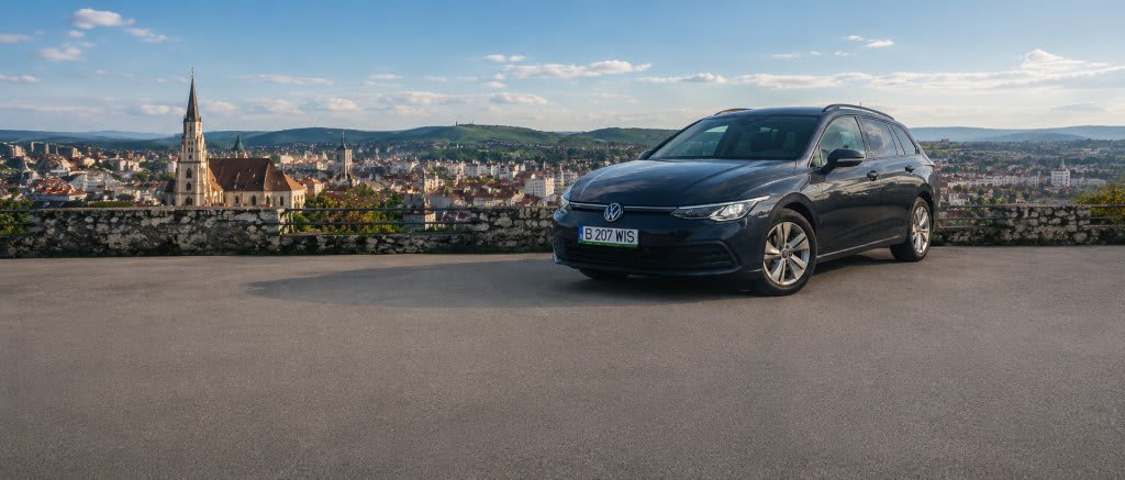 Mașină de închiriat în Cluj, birou rent a car, client verificând condițiile