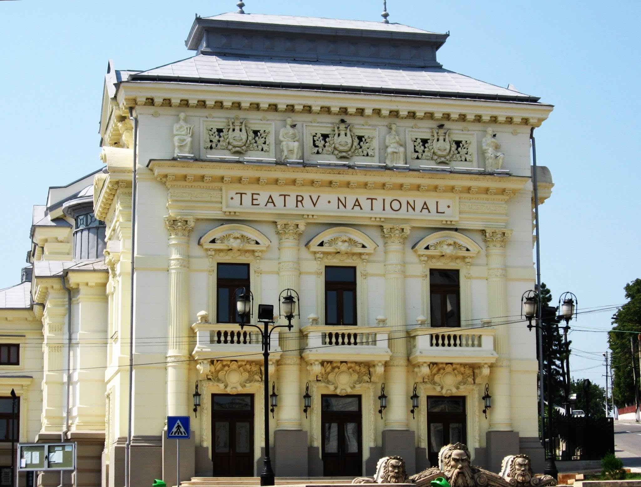 Spectacol de teatru în aer liber la Caracal, scena cu actori și public Spectacol de teatru în aer liber la Caracal, scena cu actori și public
