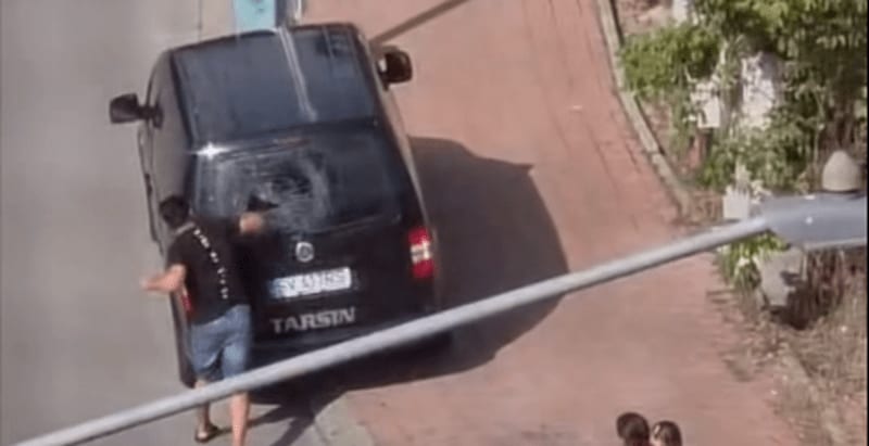 Bărbat vandalizând luneta unui Volkswagen în Suceava Bărbat vandalizând luneta unui Volkswagen în Suceava